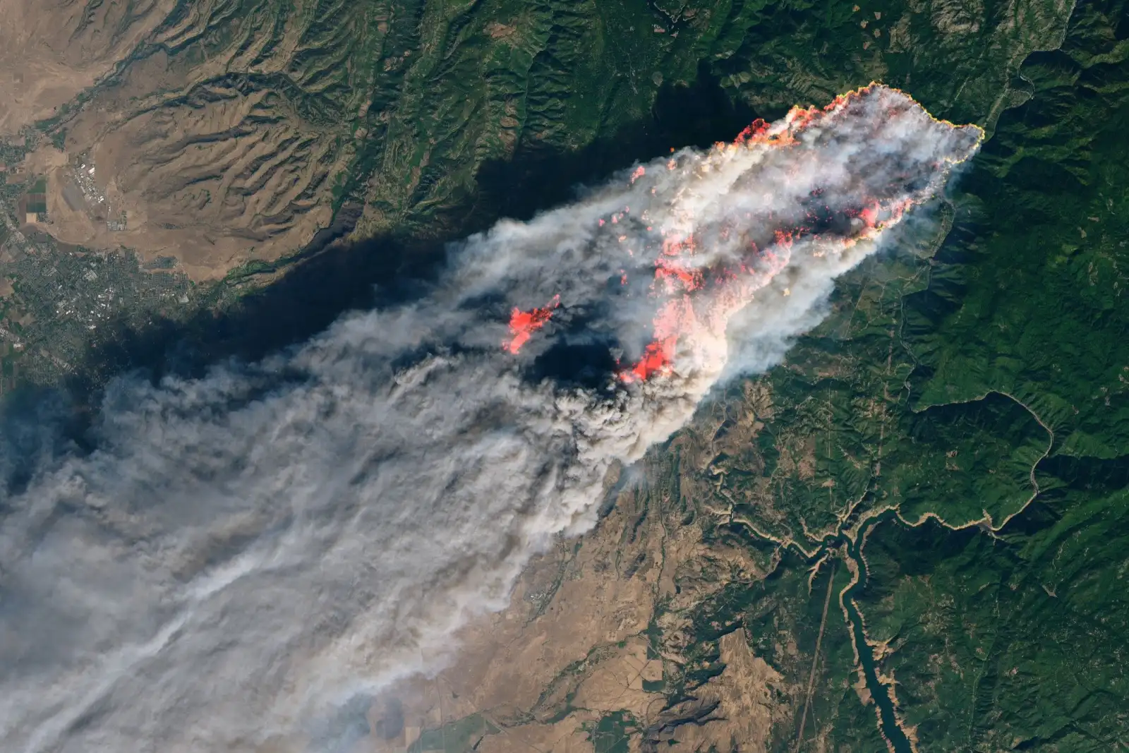 Incêndio florestal visto por satélite